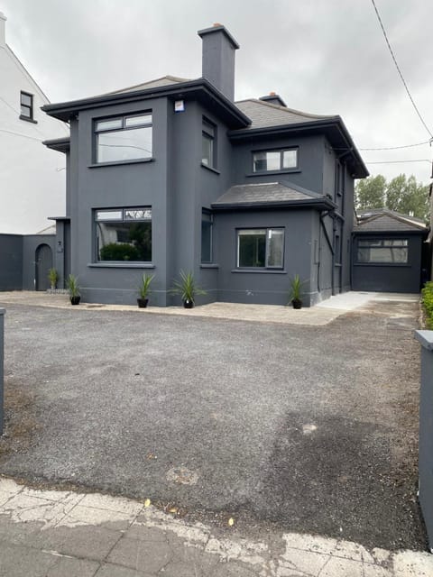 Twelve - Boutique Guest House -Galway City Centre -6 Bed En-Suite - Free Parking House in Galway