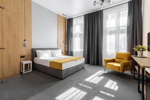 Bed, TV and multimedia, Photo of the whole room, Seating area, Bedroom, hair dresser