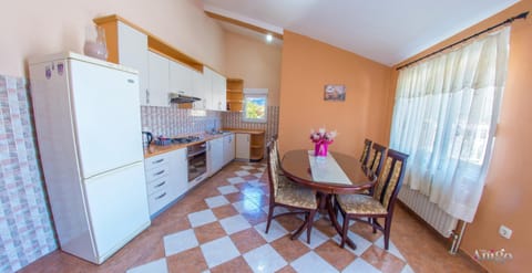 Kitchen or kitchenette, Dining area, pet friendly, stove
