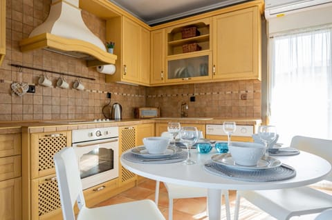 Coffee/tea facilities, Kitchen or kitchenette, Photo of the whole room, Dining area, stove, kitchen