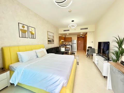 Bed, TV and multimedia, Kitchen or kitchenette, Photo of the whole room, hair dresser, air conditioner