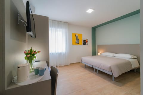 Bed, TV and multimedia, Photo of the whole room, Bedroom