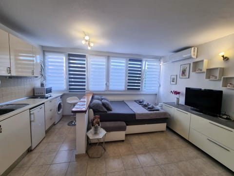 Bed, Kitchen or kitchenette, kitchen