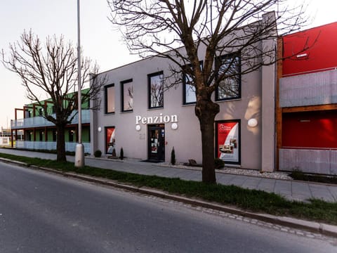 Facade/entrance