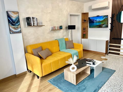 TV and multimedia, Living room, Seating area, internet, air conditioner