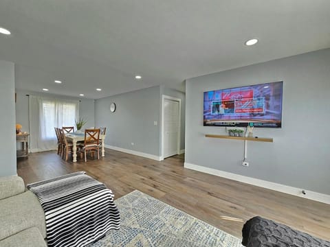 Living room, Seating area, Evening entertainment