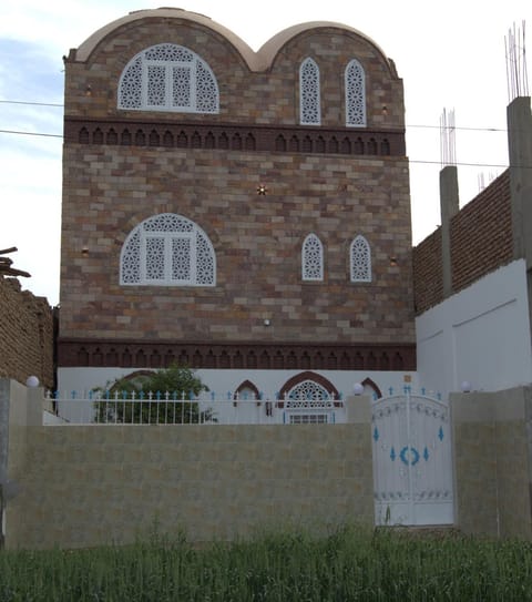 Property building, Facade/entrance, Day