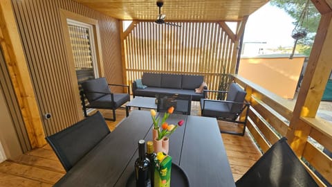 Day, Balcony/Terrace, Seating area, Dining area