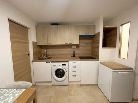 Kitchen or kitchenette, stove, washing machine