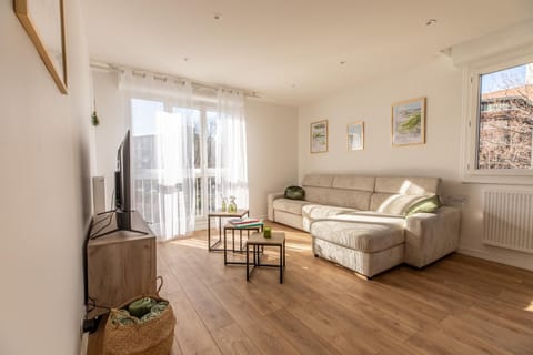 Communal lounge/ TV room, TV and multimedia, Living room, Seating area, Evening entertainment