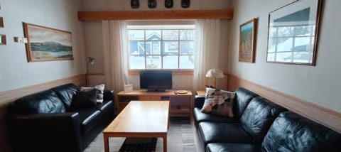 Communal lounge/ TV room, Living room, River view, Quiet street view, internet