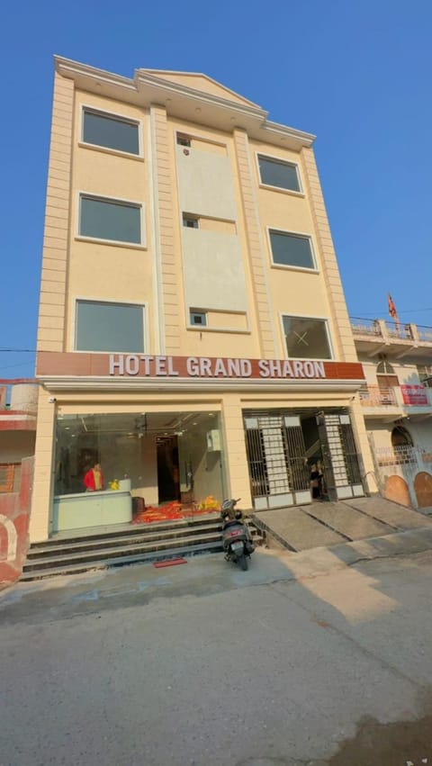 Property building, Day, Parking