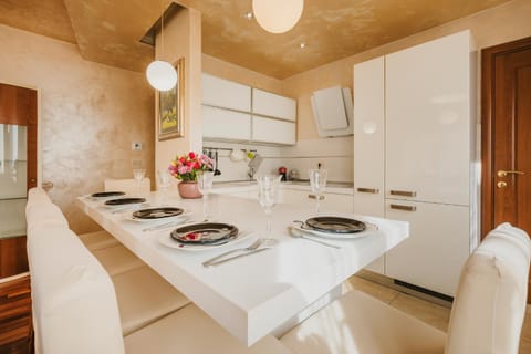 Dining area, kitchen