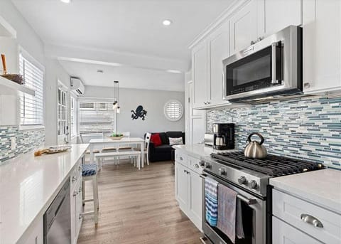 Balboa Paradise - Renovated Coastal Haven House in Balboa Island