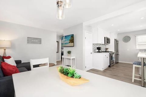 Balboa Paradise - Renovated Coastal Haven House in Balboa Island