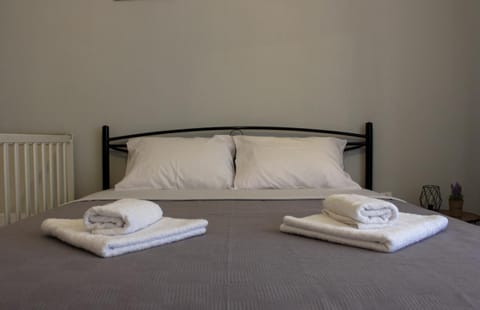 Bed, Bedroom, towels