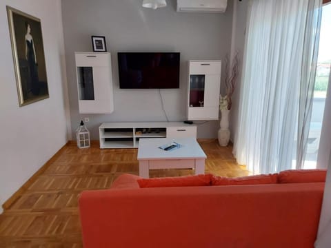 TV and multimedia, Living room, Seating area, air conditioner