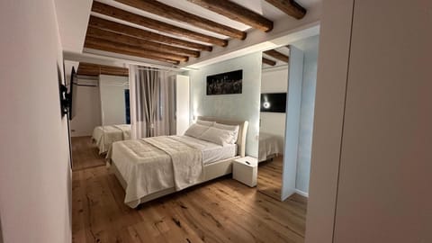 Bed, TV and multimedia, Photo of the whole room, Bedroom, towels