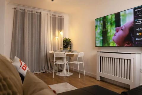 TV and multimedia, Living room, Seating area, Dining area, Evening entertainment