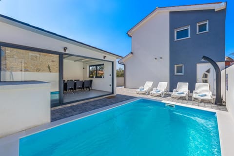 Property building, Day, Pool view, Swimming pool, sunbed
