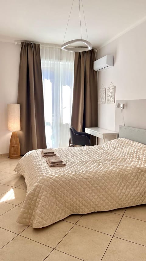 Bed, Photo of the whole room, Bedroom, air conditioner