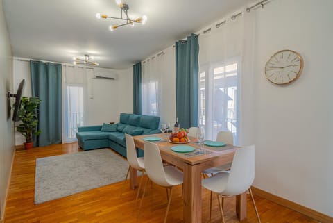 Communal lounge/ TV room, Seating area, Dining area, City view, air conditioner