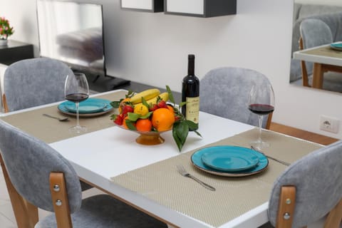 Living room, Food and drinks, Seating area, Dining area