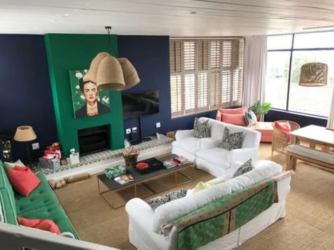 Best of Both! Mountain and Sea View Home. House in Hermanus