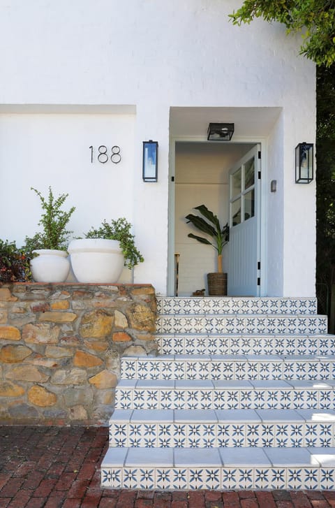 Best of Both! Mountain and Sea View Home. House in Hermanus