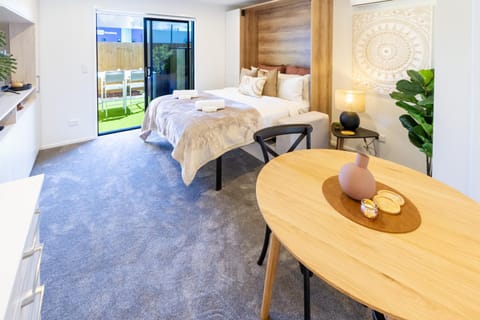 Facade/entrance, Bed, Garden, TV and multimedia, View (from property/room), Living room, Photo of the whole room, Decorative detail, Seating area, Dining area, Garden view, towels, air conditioner