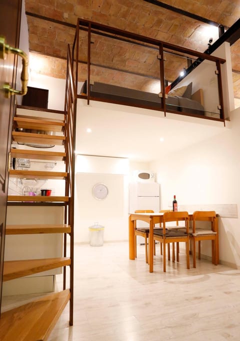 Bed, Dining area