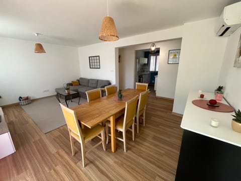 Perle rare, F4 donnant sur un grand jardin privé aménagé, parkings gratuits, clim, calme, idéal famille & pro, 10 min de la mer et du centre-ville, de la gare sncf et routière Apartment in Toulon