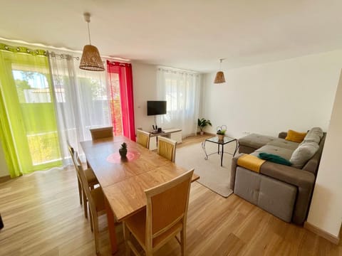 Perle rare, F4 donnant sur un grand jardin privé aménagé, parkings gratuits, clim, calme, idéal famille & pro, 10 min de la mer et du centre-ville, de la gare sncf et routière Apartment in Toulon