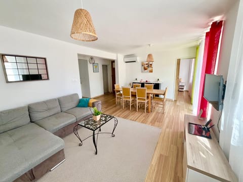 Perle rare, F4 donnant sur un grand jardin privé aménagé, parkings gratuits, clim, calme, idéal famille & pro, 10 min de la mer et du centre-ville, de la gare sncf et routière Apartment in Toulon