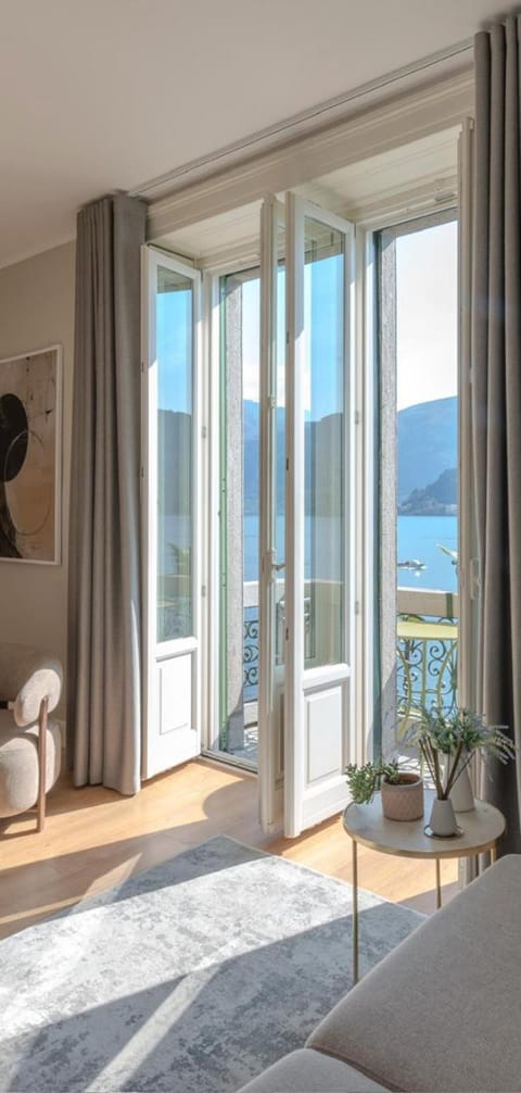 Balcony/Terrace, Lake view