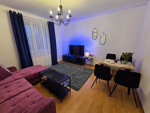 Bed, TV and multimedia, Living room, Photo of the whole room, Seating area