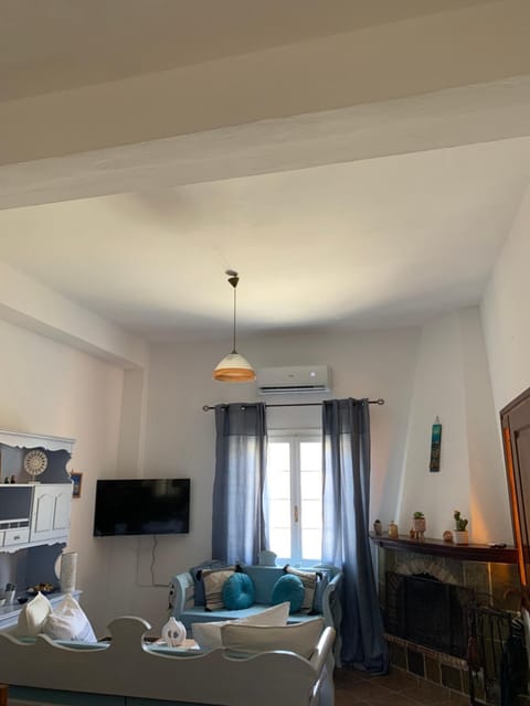 Communal lounge/ TV room, Living room, Seating area, Evening entertainment