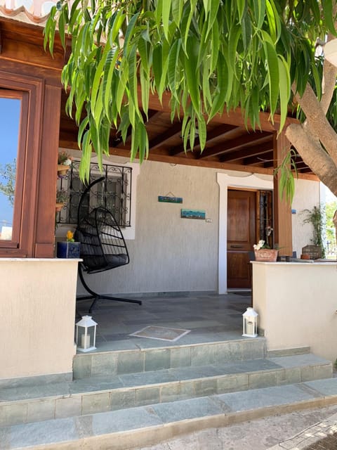 Patio, Day, Living room