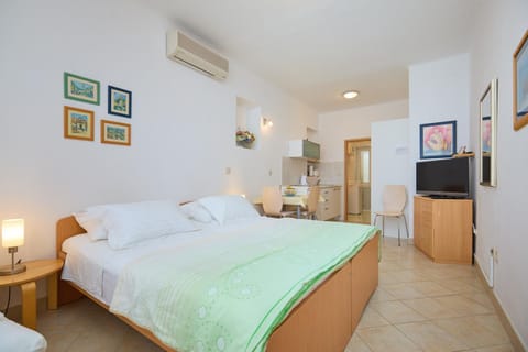 Bed, TV and multimedia, Kitchen or kitchenette, Photo of the whole room, Bedroom, air conditioner