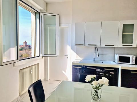Kitchen or kitchenette, Dining area, City view, minibar, pet friendly, stove