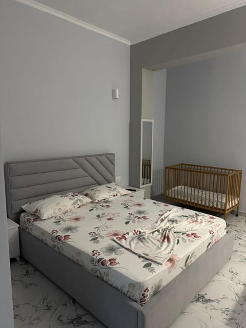 Photo of the whole room, Bedroom, cot