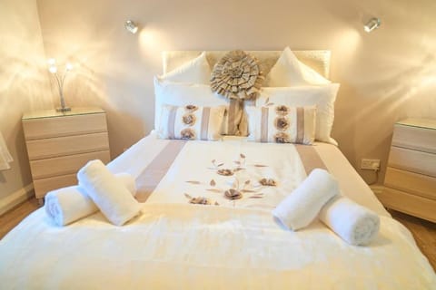 Bespoke Bungalow Salford Quays - Garden, WiFi and Parking House in Salford