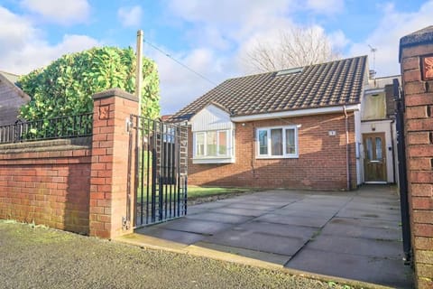 Bespoke Bungalow Salford Quays - Garden, WiFi and Parking House in Salford