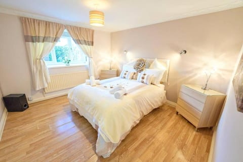 Bespoke Bungalow Salford Quays - Garden, WiFi and Parking House in Salford