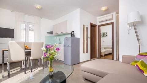 TV and multimedia, Kitchen or kitchenette, Photo of the whole room, Seating area, Dining area