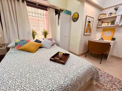 Bed, Photo of the whole room, Seating area, Bedroom, towels
