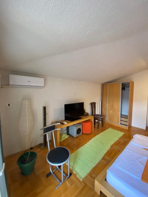 Communal lounge/ TV room, Bed, TV and multimedia, Living room, Photo of the whole room, Seating area, Dining area, Evening entertainment, Bedroom, air conditioner