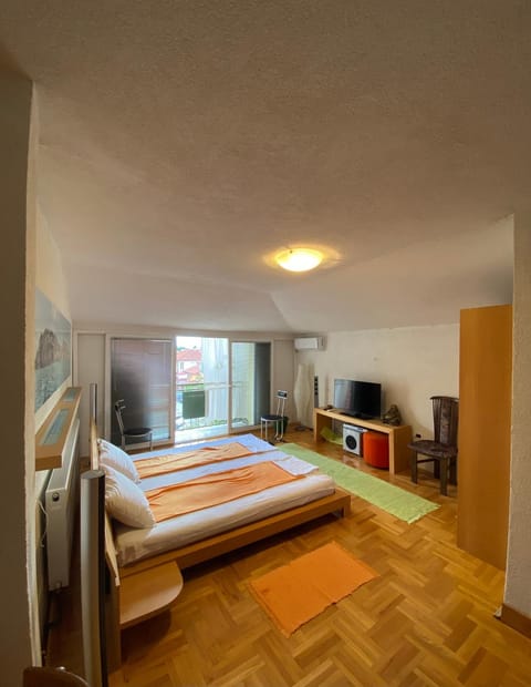 Communal lounge/ TV room, Bed, TV and multimedia, Photo of the whole room, Evening entertainment, Bedroom