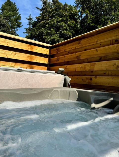 Patio, Garden, Hot Tub, furniture, internet, pet friendly