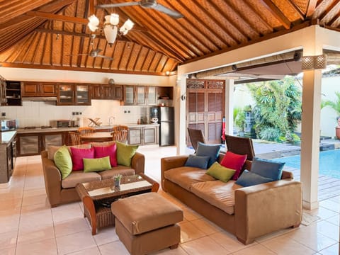 Patio, Kitchen or kitchenette, Living room, Seating area, Dining area